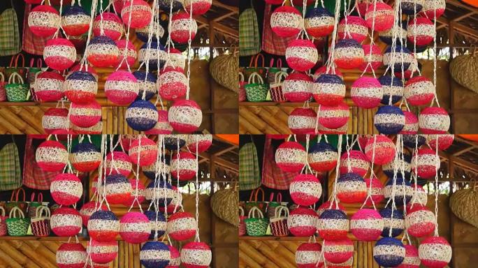 商店门前悬挂着由abaca纤维制成的彩色巨大圣诞球