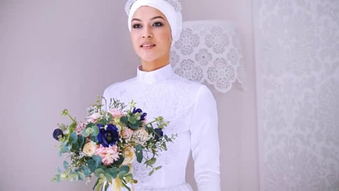 白色穆斯林婚纱和鲜花新娘头饰的美丽模特
