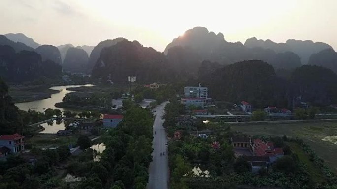 越南乡村乡村社区天线与山地轮廓