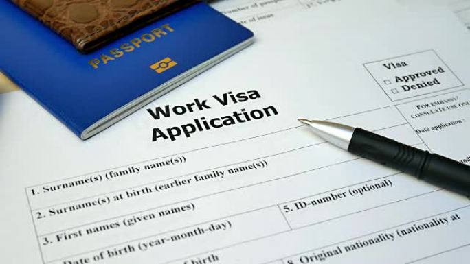 带护照和钢笔的工作签证申请表