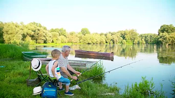 爷爷和孙子钓鱼