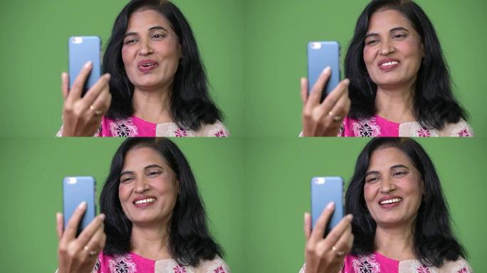 成熟快乐美丽的印度女人用电话视频通话