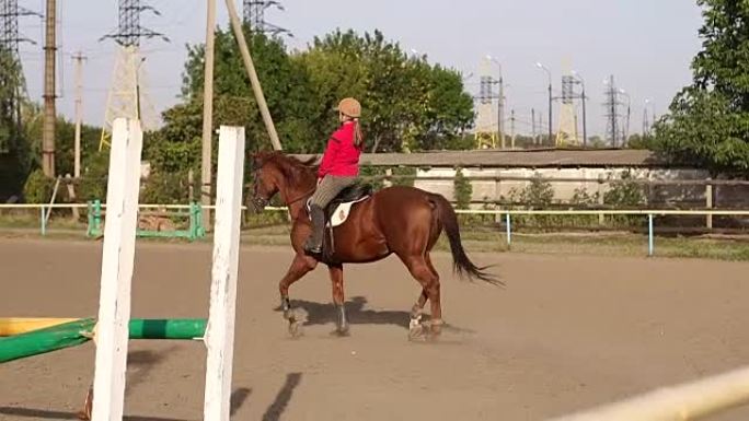 十几岁的女孩从事骑马。慢动作。