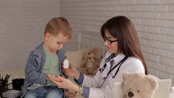 医生给医院里的小孩吃药。