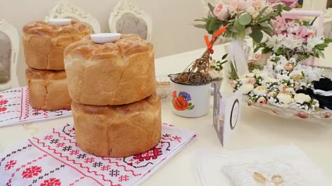 带有甜美传统婚礼面包的婚礼桌