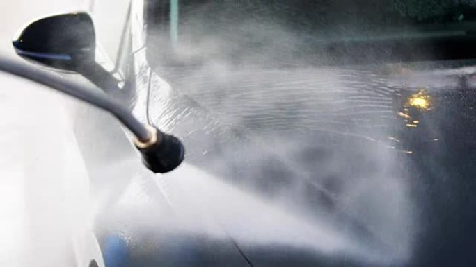 使用高压水射流洗车。
