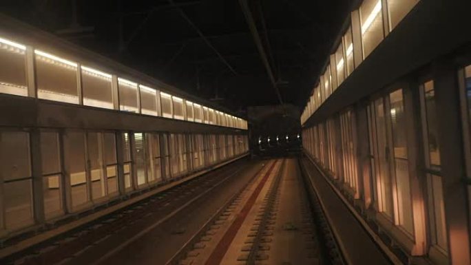 从行驶中的火车前部看到的地铁隧道视图。在现代地铁站乘坐快速地下火车。巴塞罗那沿其路线行驶的地下火车的