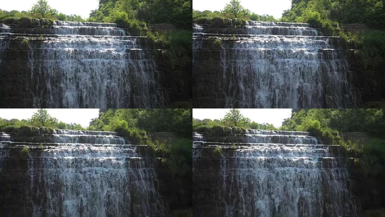从伊利诺伊州加利纳美丽的雷湾瀑布 (Thunder Bay Waterfall) 冲过阶梯式石灰岩悬