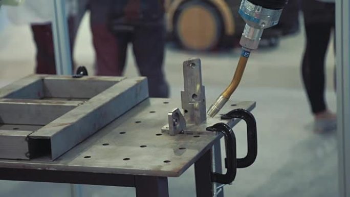 创新展览会上的机器人焊机