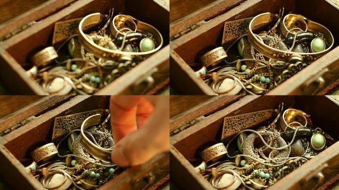 手在宝箱里搜索