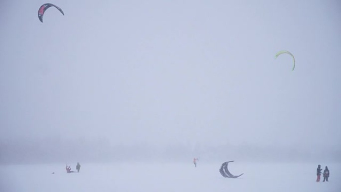 冬日场上的冬雪风筝。降雪