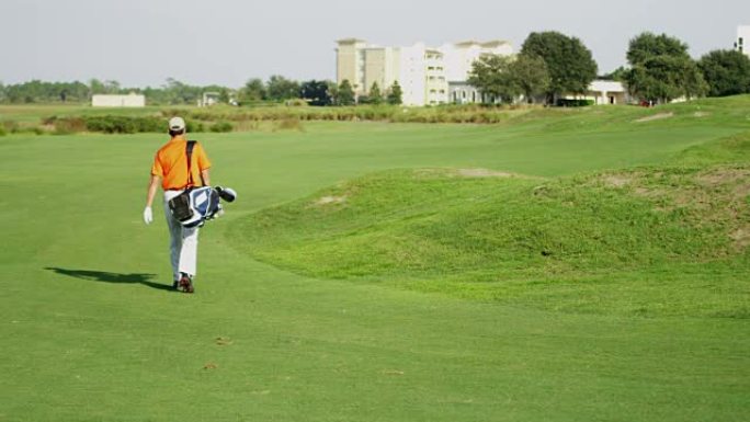绿色球道上的专业高加索高尔夫球手携带俱乐部