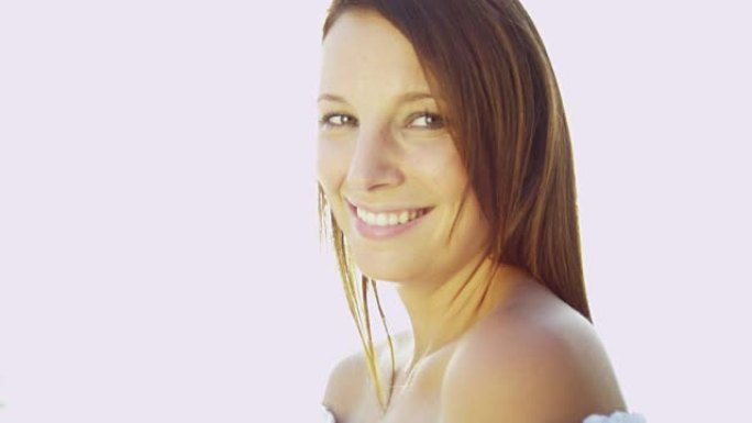 肖像美丽的高加索女孩喜欢她的海滩生活方式