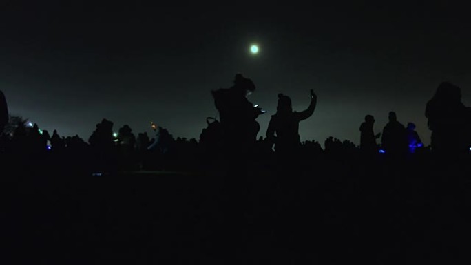 黑暗中的人群和月亮