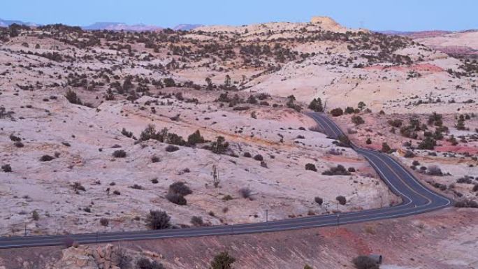 12号高速公路大楼梯埃斯卡兰特沙漠上的孤车