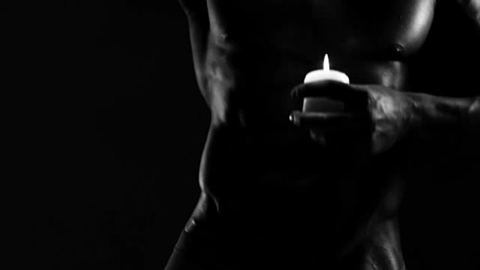 肌肉发达的身体和蜡烛