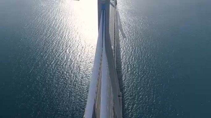 里约-安蒂里奥的Charilaos Trikoupis桥上空飞行