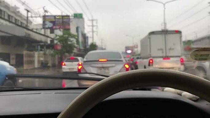 雨中慢动作驾驶汽车