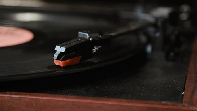 DJ转盘唱机上的黑胶唱片特写