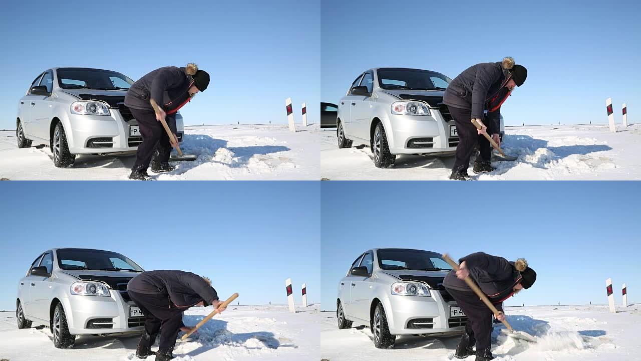 司机用铲子从雪地上挖出汽车。