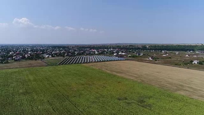 太阳能发电厂的全景，成排的太阳能电池板，太阳能电池板，俯视图，太阳能发电厂的鸟瞰图，可再生资源主题的