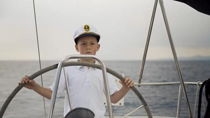 Litle儿童船长在比赛中掌舵驾驶游艇