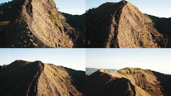 一群朋友走下山坡，爬上去揭示巴图尔峰和火山口4K