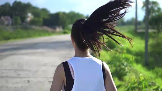 年轻美丽的亚洲女子在公园慢跑