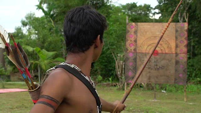 在巴西玩弓箭的图皮瓜拉尼部落的土著人