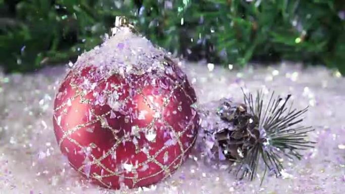 在圣诞枞树的背景下，雪慢慢落在新年的舞会上。慢动作