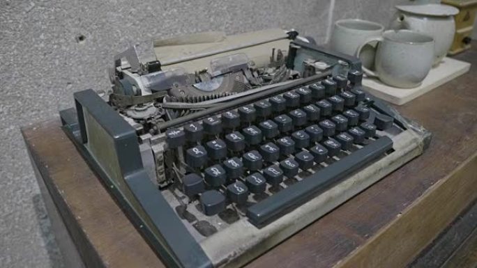 木桌上的旧泰语打字机