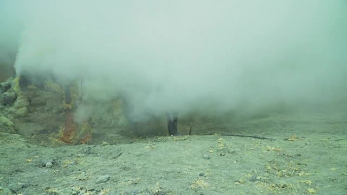 火山口Kawah Ijen，开采硫磺的地方