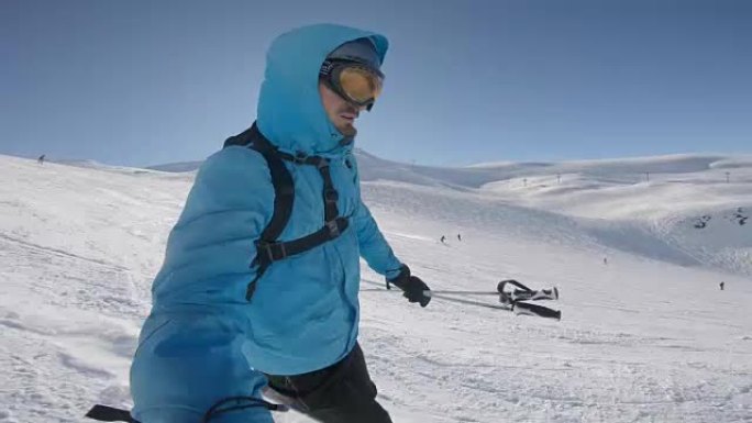 高山滑雪运动员在阳光明媚的冬日在滑雪坡上进行短时间的滑雪