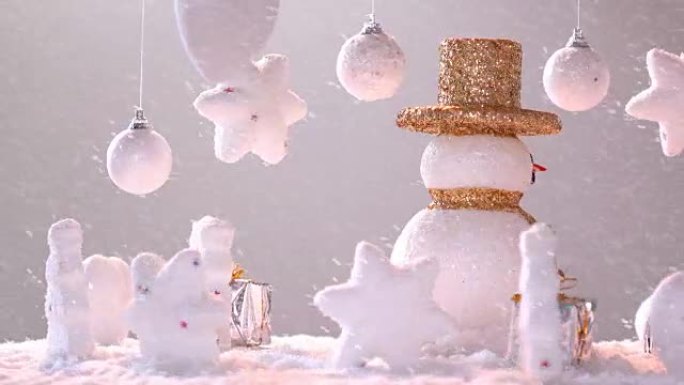 雪人在新年或圣诞节假期国际的雪地上。，在快乐的时光里，雪花旋转360度在循环中。
