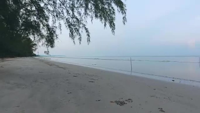 海浪破碎的海洋和海滩，航拍视频