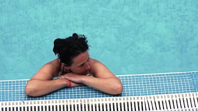 女人在游泳池上放松