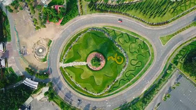 泰国清迈皇家公园拉贾普鲁克花园 (国际园艺博览会皇家植物群拉查普鲁克) 美丽的环岛路绿色花园鸟瞰图。