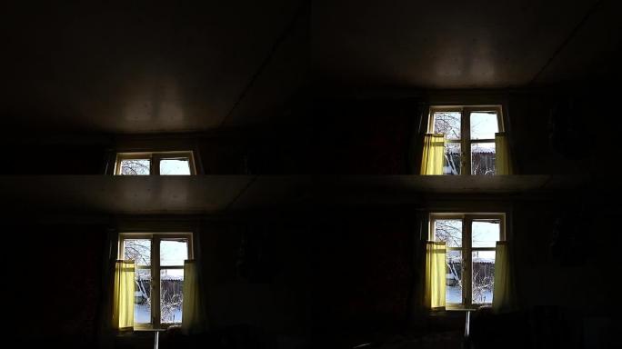 房子的窗户。窗外，大雪纷飞，村舍
