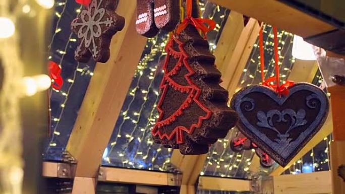装饰有冬季装饰品的纪念品饼干，在街上的圣诞节交易会上吸引零售业。新年街头装饰品姜饼和发光花环
