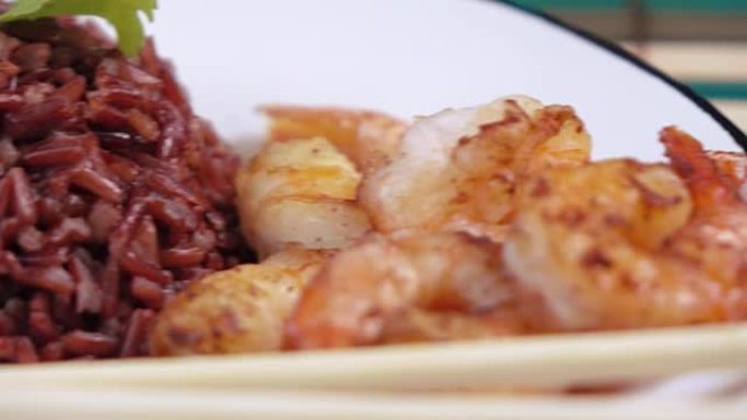 虾和米饭放在盘子里