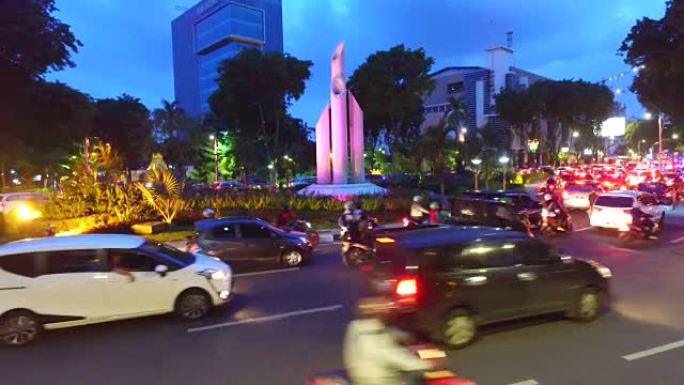 印度尼西亚泗水市夜间的苏迪曼街