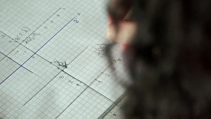 女学生在考试中构造数学图形并编写公式