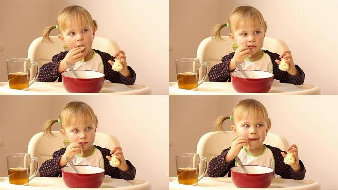一名两岁小女孩吃粥