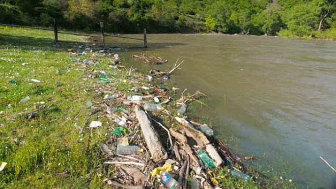塑料垃圾污染了河流。生态问题