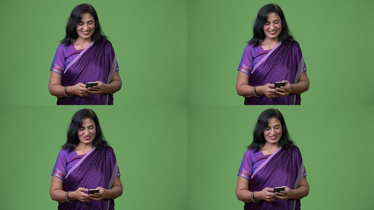 成熟快乐美丽的印度女人使用电话