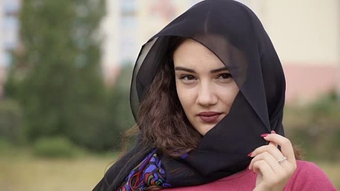一名戴着黑色头巾的穆斯林妇女的肖像