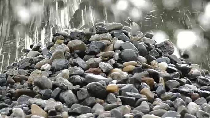 鹅卵石和石头落在采石场的石头山上