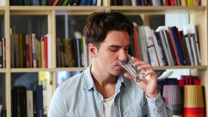 年轻人用玻璃喝水的肖像
