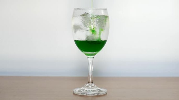 倒一杯绿色柠檬水。