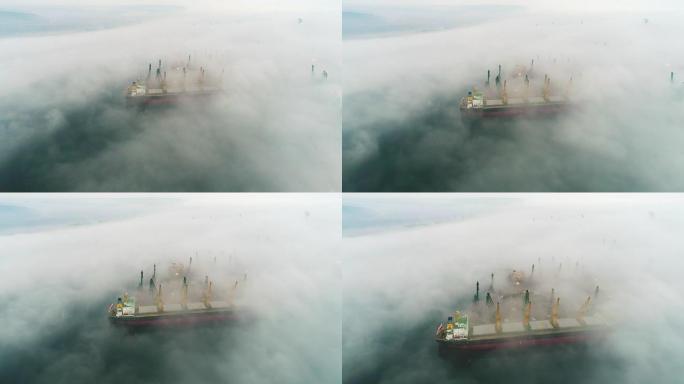 保加利亚瓦尔纳海港雾中货船和工业起重机的空中无人机视图